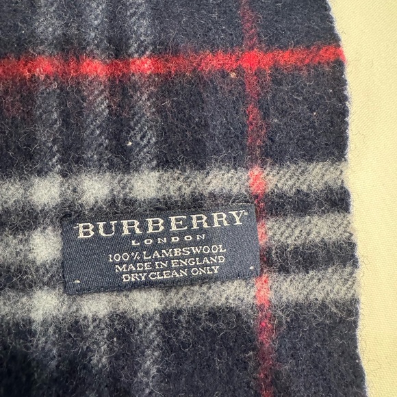 Authentic Burberry lambswool scarf - Picture 6 of 6